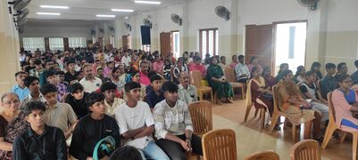 പി ടി എ യിൽ പങ്കെടുക്കുന്ന പത്താം ക്ലാസിലെ കുട്ടികളും മാതാപിതാക്കളും