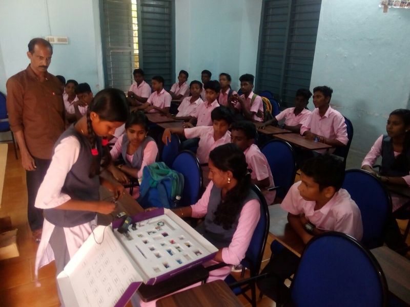 പ്രമാണം:41029kuttykoottam training1.jpg