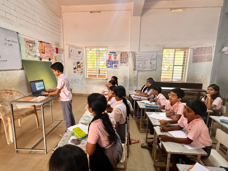 പ്രമാണം:12520 hitechcomputerclass.jpg