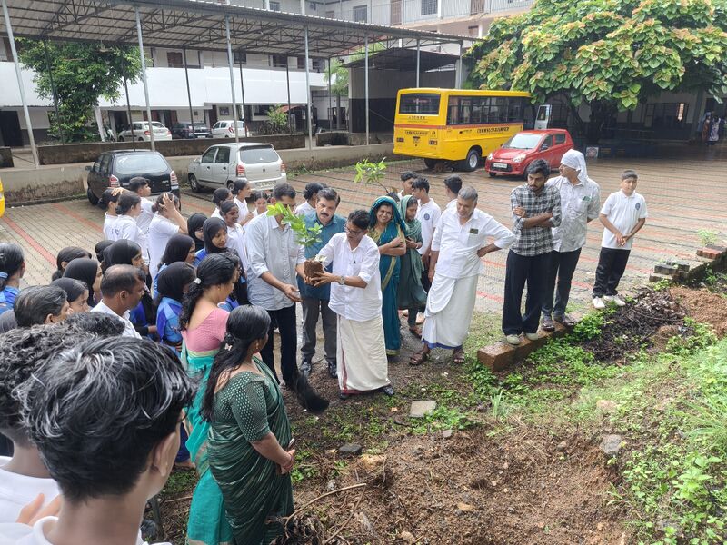 പ്രമാണം:14036 Tree Planting.jpg