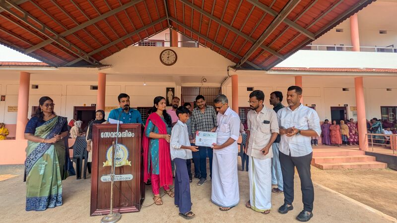 പ്രമാണം:17079-praveshanolsavam-awards1.jpg