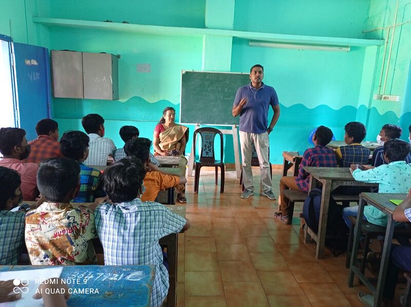 പ്രമാണം:39055 lh1.jpg