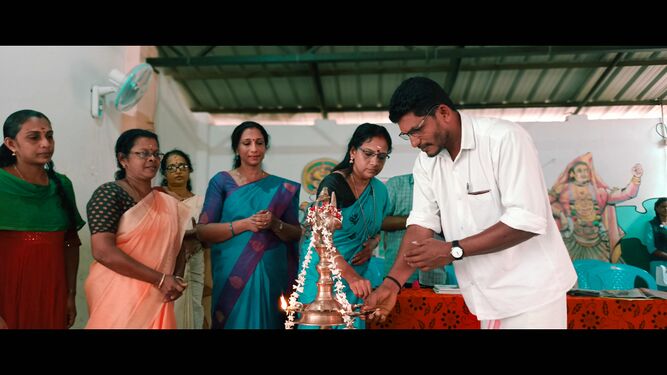 പിടിഎ പ്രസിഡന്റ് വിളക്ക് തെളിയിക്കുന്നു.