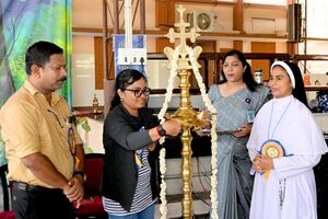 അവധിക്കാല ക്യാമ്പ് മുഖ്യാതിഥി തിരി തെളിയിച്ച് ഉദ്ഘാടനം ചെയ്യുന്നു