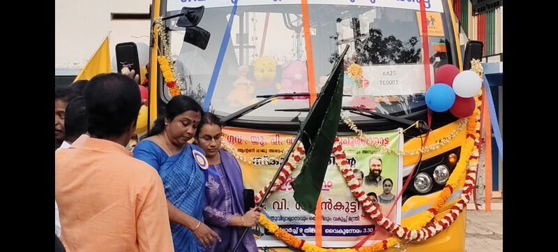 പ്രമാണം:43338-school bus inau.jpg