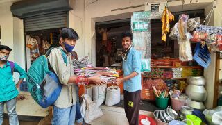 പേപ്പർ ബാഗ് നിർമ്മിച്ച് സമീപത്തെ കടയിൽ നൽകുന്ന വോളണ്ടിയേഴ്സ്