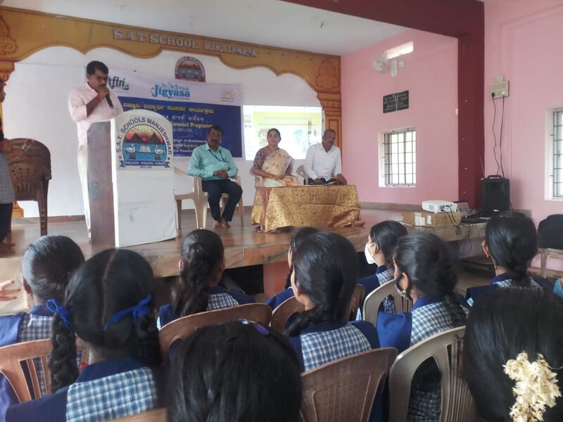 പ്രമാണം:11007 Scentist2.jpeg