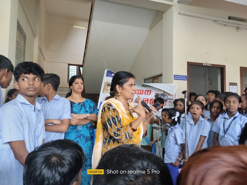 പ്രമാണം:22026-reading day3.jpg