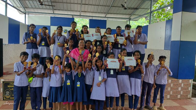 പ്രമാണം:42069 school kalolsavam winners.jpg