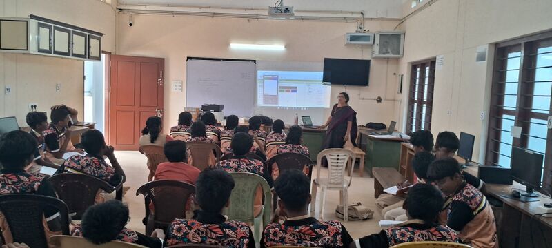 പ്രമാണം:44046 lk24 mobile2.jpg