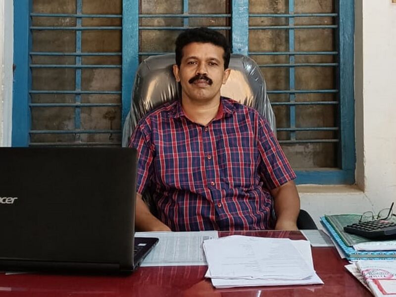 പ്രമാണം:48077 principal.jpg