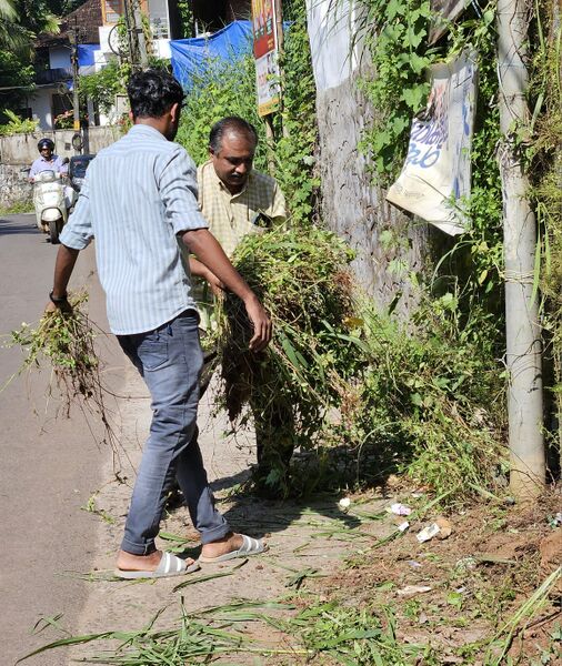 പ്രമാണം:14029 Chothavoor hss cleaning,..jpg