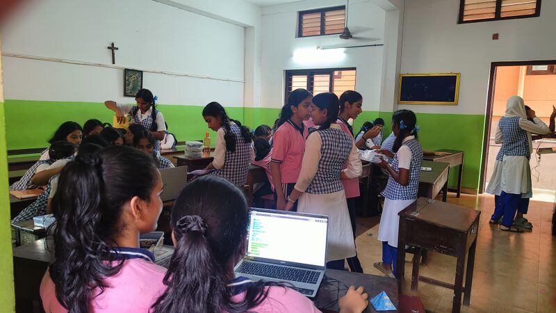 പ്രമാണം:16002 robotraining 1.jpg