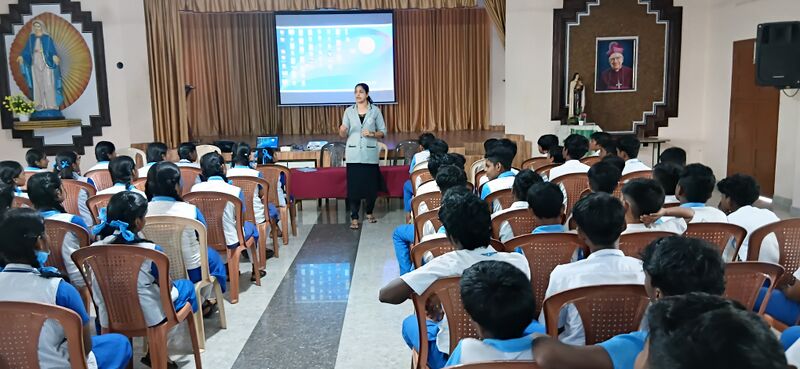 പ്രമാണം:35052 ff video 2526 1.jpg