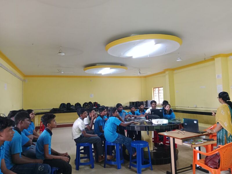 പ്രമാണം:43066lksummercamp1.jpg