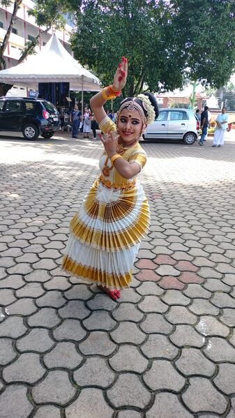 പ്രമാണം:45008 mohiniyaattam.jpeg