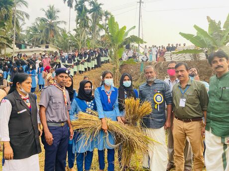 സ്കൗട്ട്സ് ആൻഡ് ഗൈഡ്സ് വിദ്യാർത്ഥികൾ കൃഷി മന്ത്രിയോടൊപ്പം