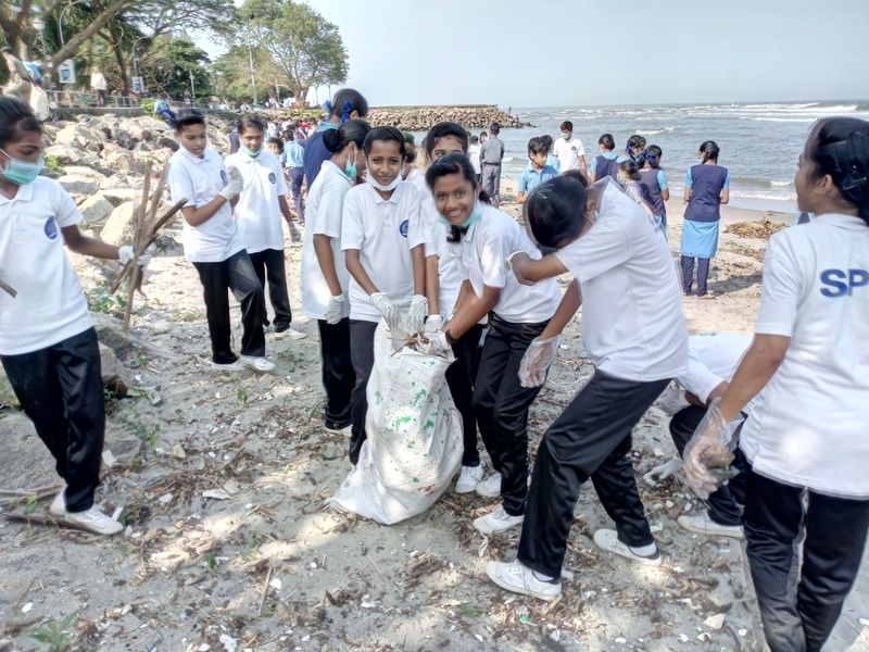 പ്രമാണം:Beach Cleaning.jpg