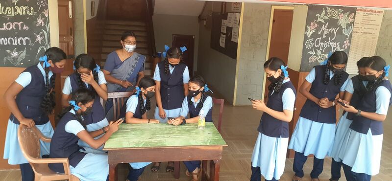 പ്രമാണം:Gsuit1 43065.jpeg