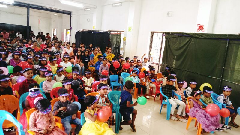 പ്രമാണം:തിരികെ വിദ്യാലയത്തിലേക്ക് വീണ്ടും.jpg