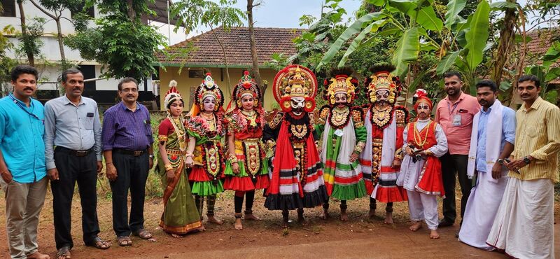 പ്രമാണം:11051ACH YakshaganaTeam.jpg