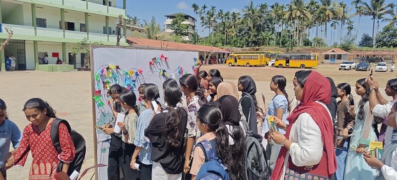 പ്രമാണം:15051 varnachiraku 2 (copy).jpg