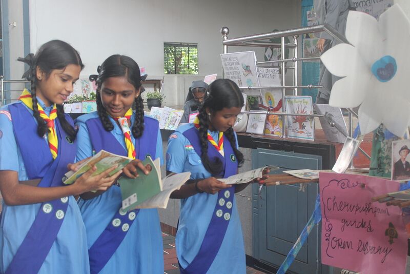 പ്രമാണം:21001 guides reading book.resized.JPG