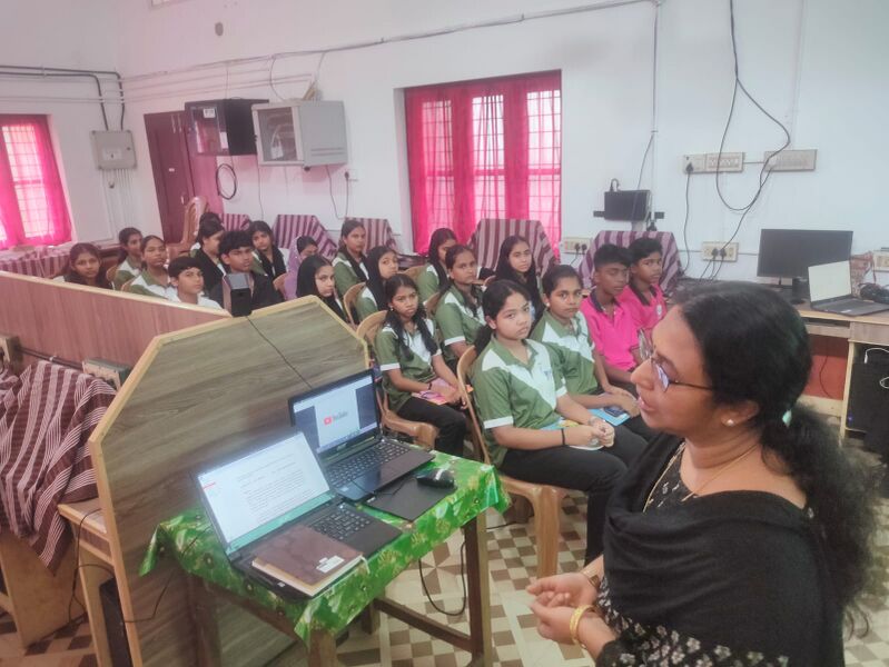 പ്രമാണം:24065 Teacher.jpeg
