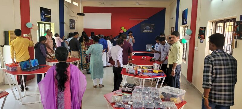 പ്രമാണം:33072 HITECH Tinkering lab.jpeg