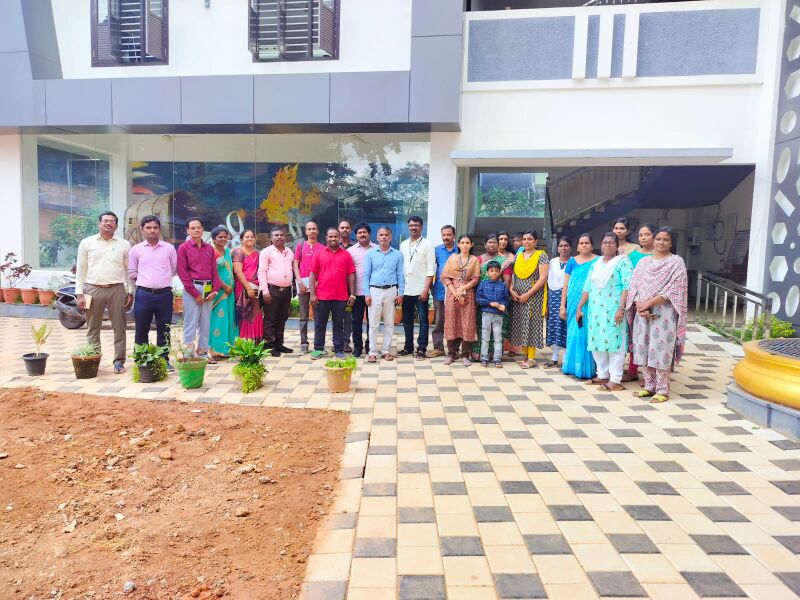 പ്രമാണം:44354 TAMINADU TEAM VISIT 2.jpg