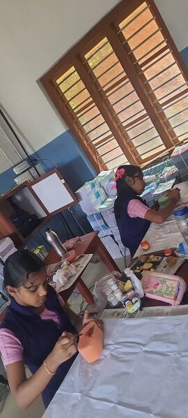 പ്രമാണം:15253 school sasthrolsavamvegetable printing.jpg