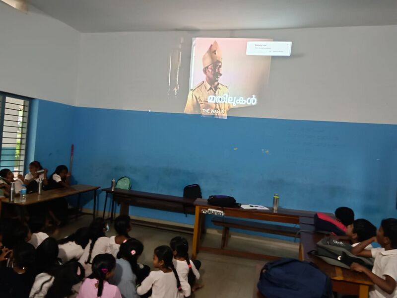 പ്രമാണം:19633 projector.jpg