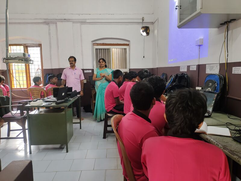 പ്രമാണം:23004 little kites.jpg