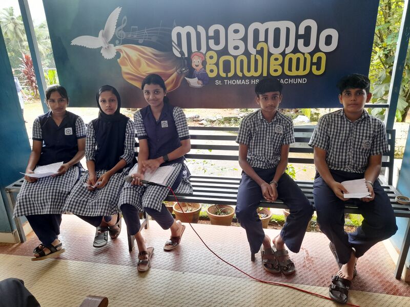 പ്രമാണം:47037-Santhom Radio.jpg