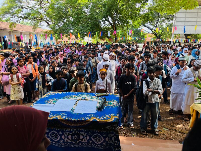 പ്രമാണം:48001praveshanolsavam2526.jpg