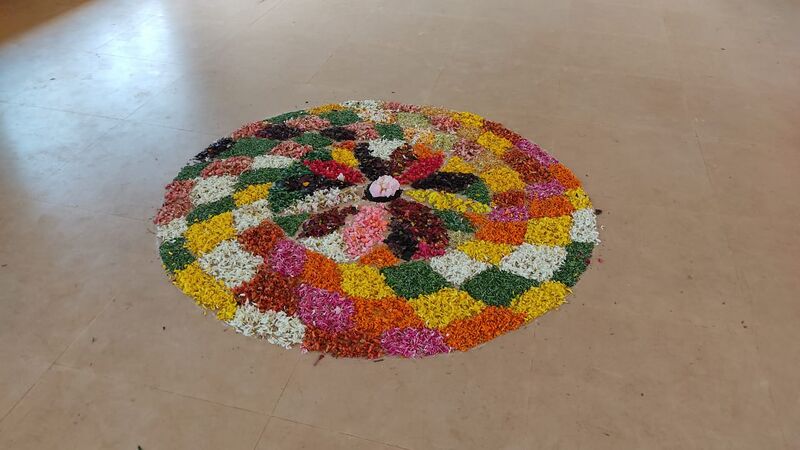 പ്രമാണം:12024 pookalam12.jpeg