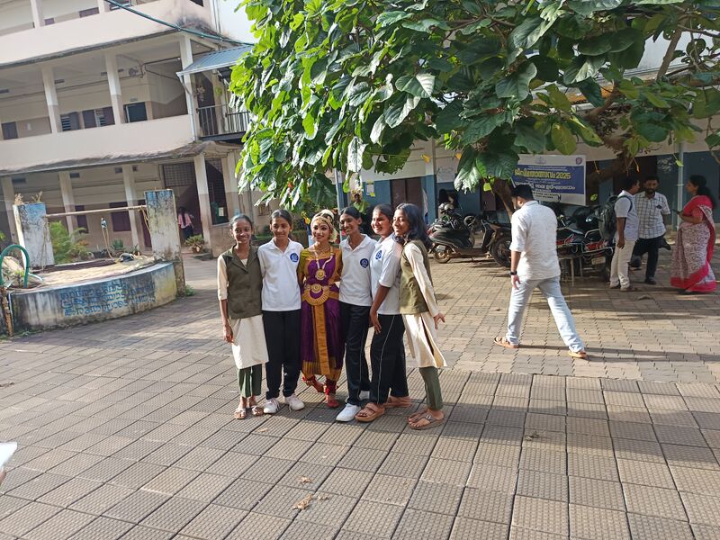 പ്രമാണം:16041 kalolsavam9 2025sept.jpg