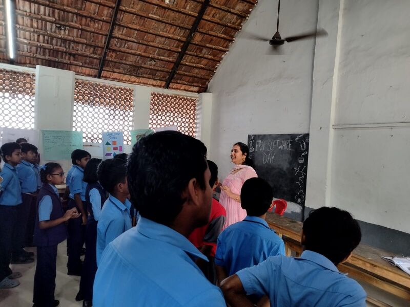 പ്രമാണം:26012 EKM talk by Binoosha.jpg