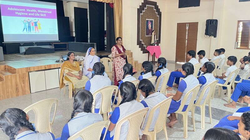 പ്രമാണം:35052 teensclub karuthal 1.jpg