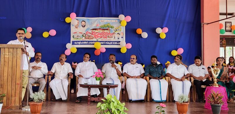 പ്രമാണം:12022 HM speaking.jpeg