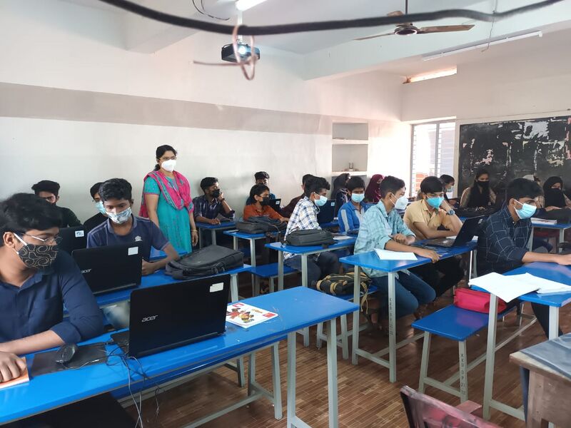 പ്രമാണം:16007-little kites 2020.jpg