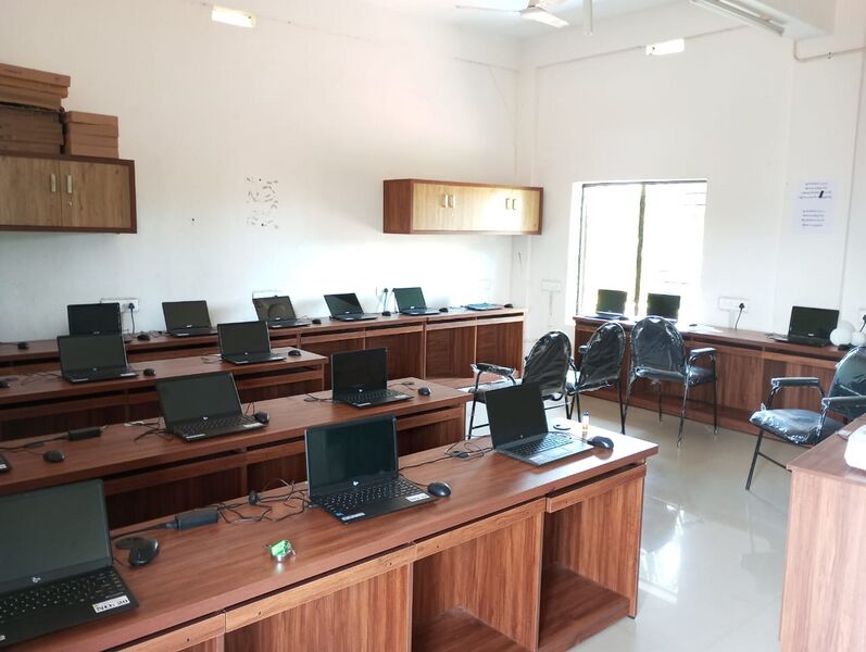 പ്രമാണം:19868-computer lab of ghs kuruka.jpg