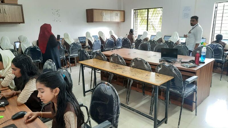 പ്രമാണം:19868 itlab.jpg