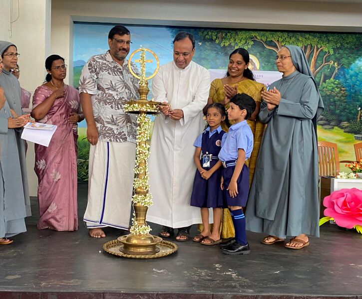 പ്രമാണം:22053 FIRST DAY.jpg