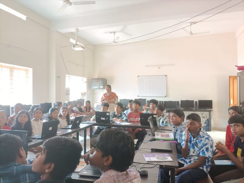 പ്രമാണം:Little Kites-3.jpg