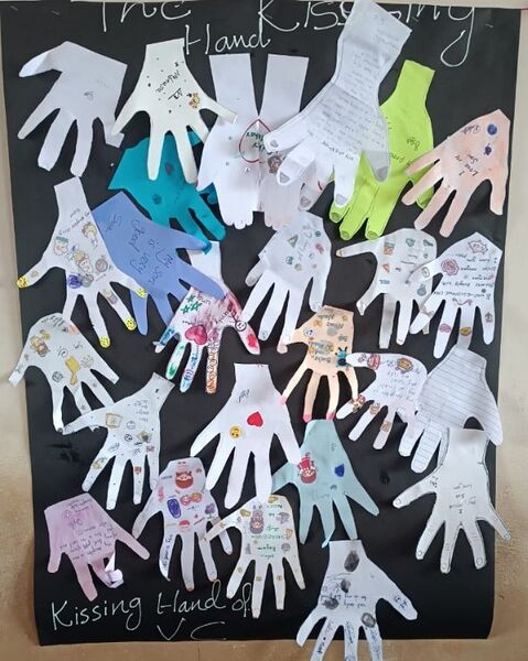 പ്രമാണം:11021 littile hand.jpg