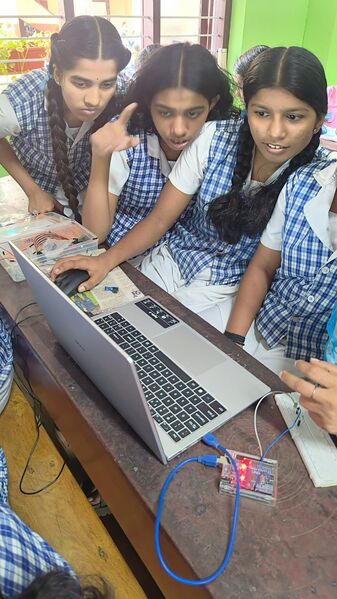 പ്രമാണം:16002 robotraining 8.jpg