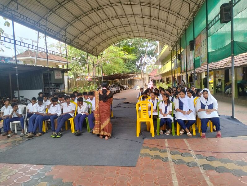 പ്രമാണം:34044-GHSM-FIRST AID CLASS 2025tc.jpg