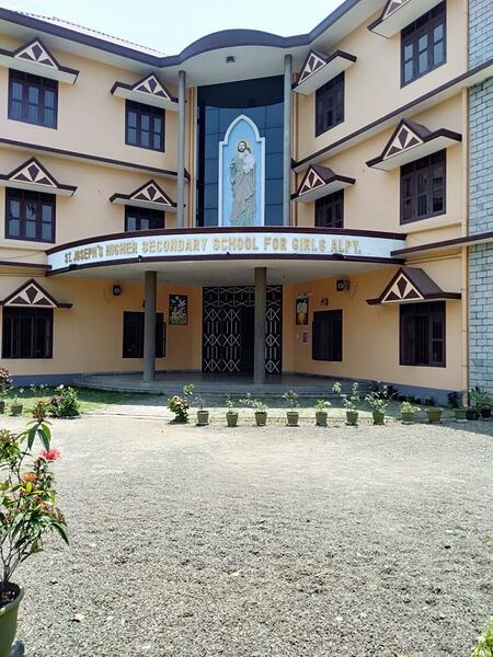 പ്രമാണം:35006 school photo1.jpeg