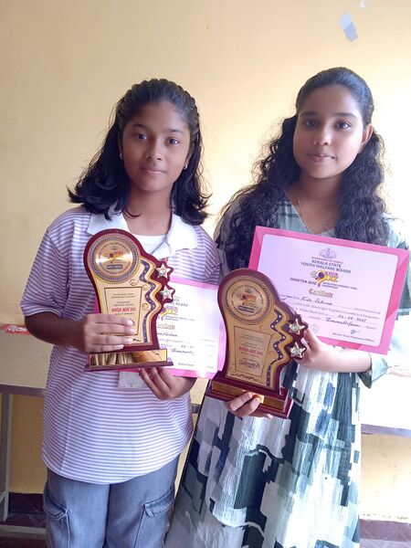 പ്രമാണം:42042 fida and fathima.jpg